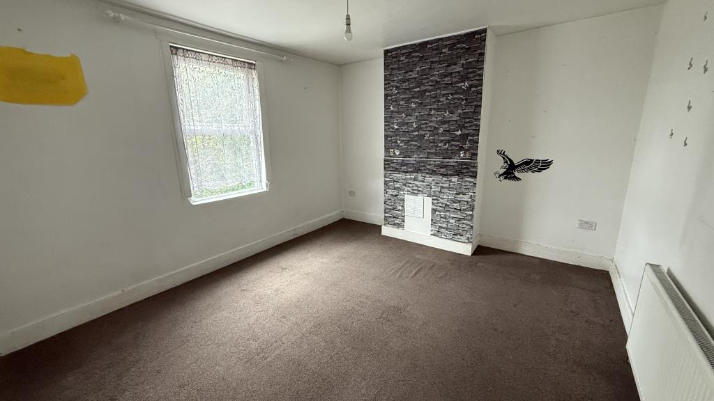 Lot: 167 - VACANT SEMI-DETACHED HOUSE WITH POTENTIAL - Internal image of bedroom 3 on first floor